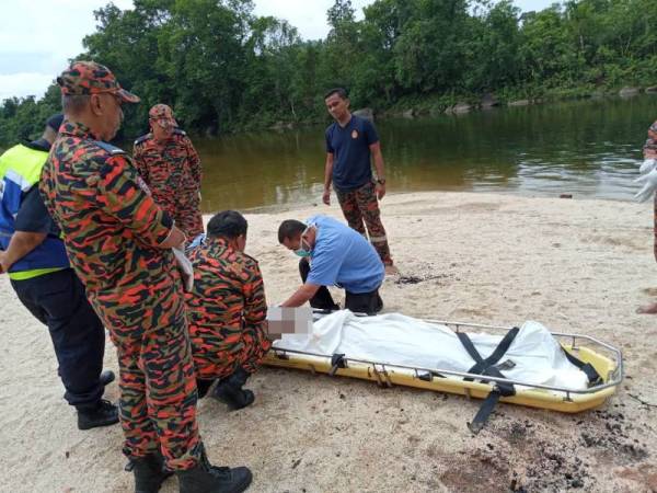 Mayat mangsa dibawa ke Unit Forensik Hospital Hulu Terengganu untuk bedah siasat.