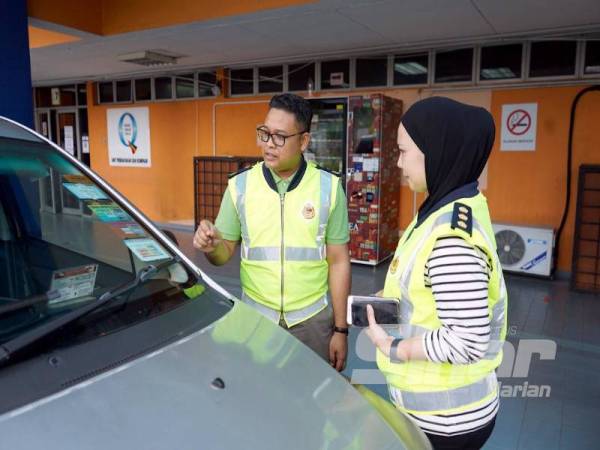 Mohd Zaki bersama Ketua Operasi, Azlindayanty Mohd Termizi dalam Op Ulat di Hentian Duta hari ini.