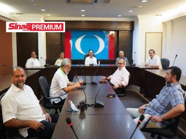 Anwar (belakang, tiga dari kiri) mempengerusikan mesyuarat pimpinan PH bersama Dr Mahathir di ibu pejabat PKR, Petaling Jaya kelmarin.