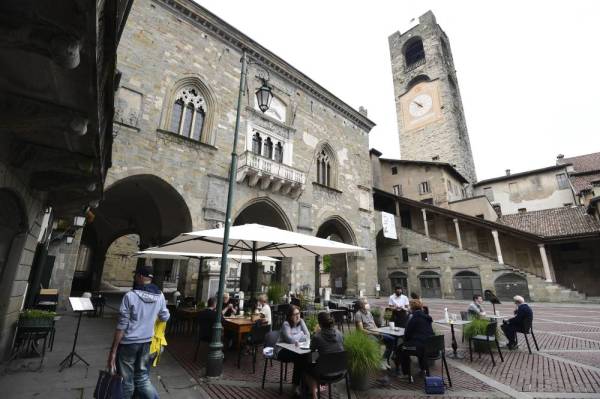 Orang ramai mula mengunjungi sebuah kafe di bandar Bergamo dekat timur laut Milan selepas pemerintah Itali melonggarkan lockdown. - Foto AFP