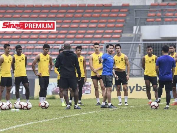 Cheng Hoe (tengah) mengambil pendekatan ‘tunggu dan lihat’ sebelum merangka strategi baharu bagi menghadapi baki kempen Kelayakan Piala Dunia 2022/ Piala Asia 2023.