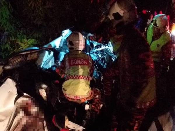 Bomba menjalankan operasi mengeluarkan empat mangsa tersepit dengan salah seorang disahkan meninggal dunia di lokasi kejadian. Foto: JBPM Perak.