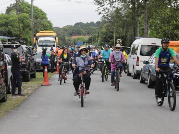 Dr Siti Mariah ketika menyertai program berbasikal Jom Jelajah Kampung dalam bandar di Kampung Tengah anjuran MPSJ hari ini.