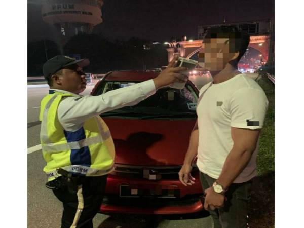 Polis menjalankan Op Alkohol di sekitar daerah Petaling Jaya, malam tadi.
