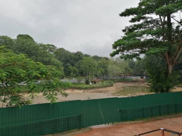 Tasik di Taman Tasik Manjalara yang ditutup kepada orang awam untuk kerja naik taraf.