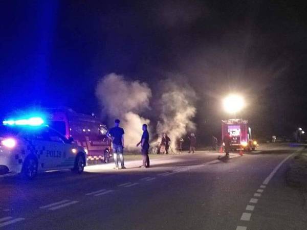 Anggota bomba memadam kebakaran kereta yang berlaku pada awal pagi Jumaat lalu.