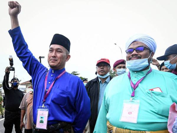 Calon Barisan Nasional (BN), Mohd Sharim Md Zain (kiri) ketika bertemu penyokongnya selepas diumumkan sebagai calon bertanding bagi Pilihan Raya Kecil (PRK) Dewan Undangan Negeri (DUN) Chini di Institut Kemahiran Belia Negara (IKBN) Pekan hari ini.
PRK DUN Chini pada 4 Julai ini menyaksikan pertandingan tiga penjuru antara calon BN dan dua calon Bebas. - Foto Bernama