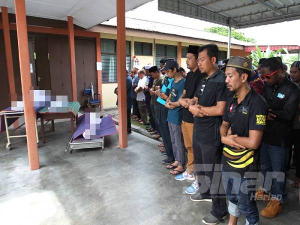 Ketiga-tiga jenazah disembahyangkan sebelum dikebumikan di Tanah Perkuburan Islam Kampung Air Panas. 