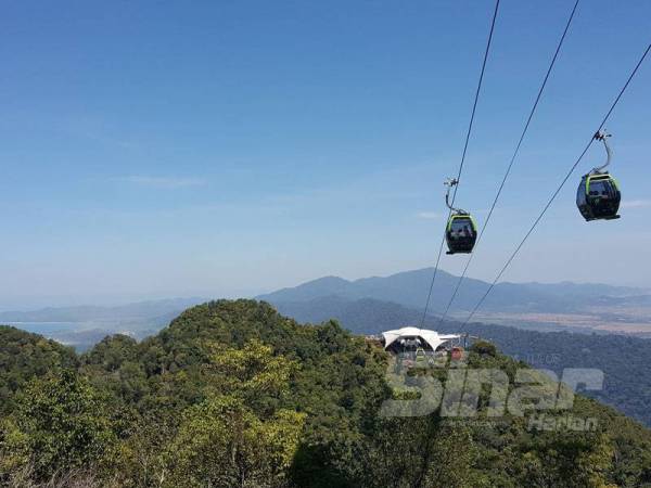 Hanya empat orang dibenarkan menaiki setiap gondola berbanding muatan asal iaitu enam orang. - Foto Siti Shahrosamirah Shaharman