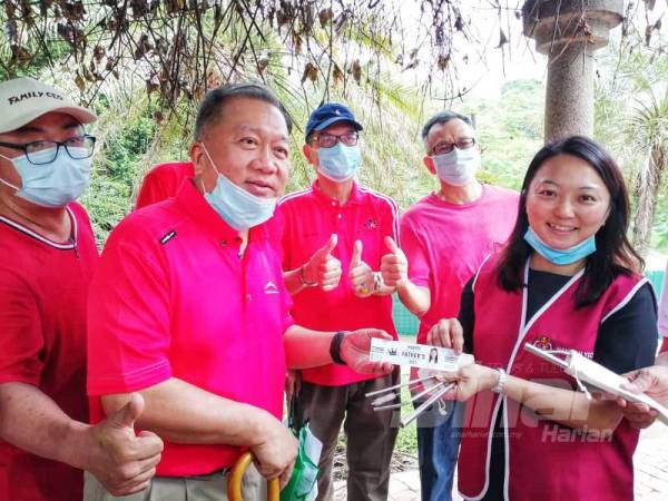 Hannah (kanan) menyampaikan straw kembali guna menggantikan straw plastik sebagai hadiah sempena sambutan Hari Bapa esok