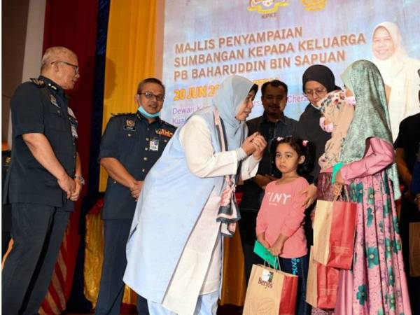 Menteri Perumahan dan Kerajaan Tempatan, Zuraida Kamaruddin memberi kata-kata semangat kepada keluarga Allahyarham Pegawai Bomba Baharudin Sapuan selepas Majlis Penyerahan Sumbangan di Dewan Kompleks Kuarters JBPM hari ini. - Foto Bernama