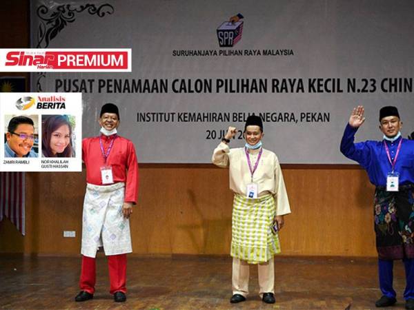 Calon Barisan Nasional (BN) Mohd Sharim Md Zain (kanan) bersama dua calon Bebas Mohd Shukri Ramli dan Tengku Datuk Zainul Hisham Tengku Hussin (kiri) ketika diumumkan sebagai calon bertanding bagi Pilihan Raya Kecil (PRK) Dewan Undangan Negeri (DUN) Chini selepas proses penamaan calon di Institut Kemahiran Belia Negara (IKBN) Pekan, semalam. - Foto Bernama