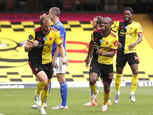 Dawson (kiri) meraikan jaringannya ketika menentang Leicester di Vicarage Road malam ini.