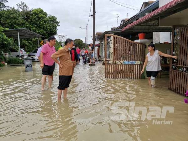 Keadaan banjir di sekitar Pekan Nanas.