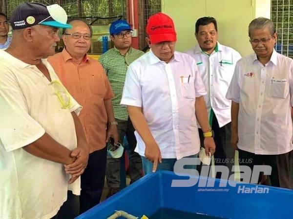 Abd Latiff (tiga, kanan) ketika meninjau projek penternakan lobster air tawar di Taman Sejahtera Rakyat (TSR) Sungai Toh Pawang.