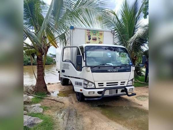 Lori mengandungi barangan seludup diparkir secara mengundur rapat di tebing Sungai Golok.