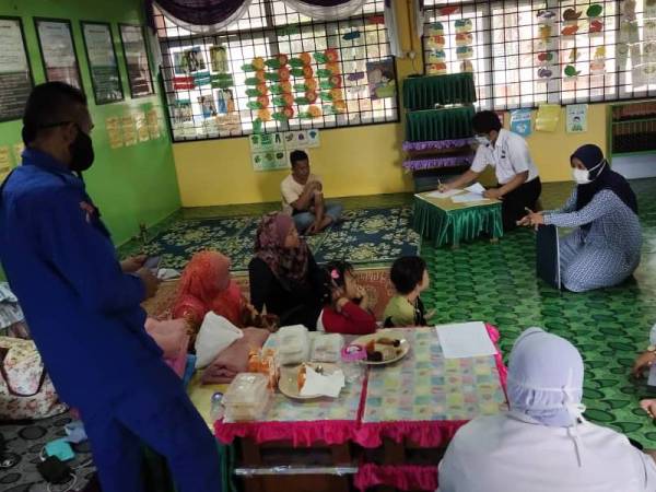 Saringan kesihatan dijalankan kepada mangsa banjir yang ditempatkan di PPS SMK Bandar Maharani Muar.