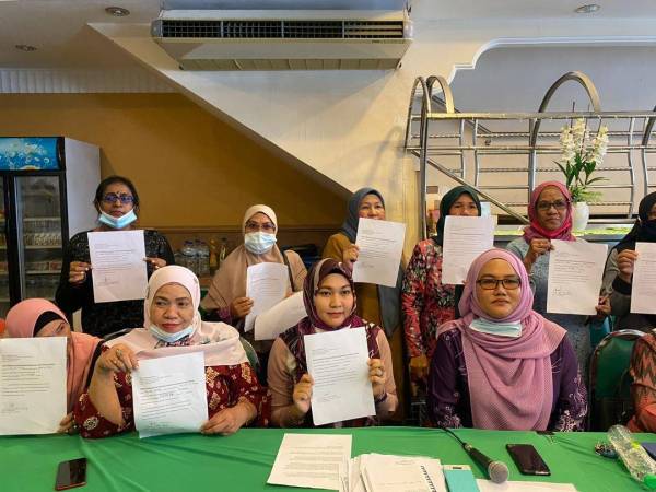 Nor Ashidah (dua dari kanan, depan) bersama pimpinan Wanita PKR Johor umum keluar parti hari ini.