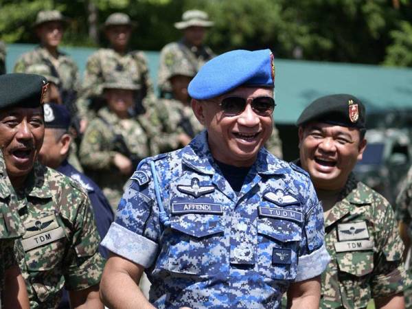 Panglima Angkatan Tentera (PAT), Jeneral Tan Sri Affendi Buang (tengah) ketika melawat Kem Jawatankuasa Perancang Gerakan (JPG) Biawak di Lundu, hari ini. -- fotoBERNAMA