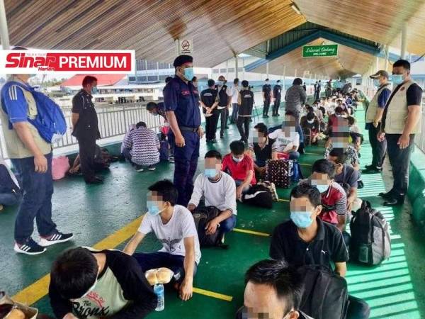 Tindakan sindiket menyalurkan maklumat termasuk operasi yang dijalankan pihak berkuasa negara ini menyukarkan pihak berkuasa membanteras PATI di negara ini. - Gambar hiasan