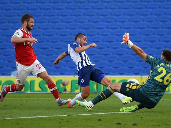 Maupay (tengah) ketika menjaringkan gol kemenangan Brighton ketika menewaskan Arsenal di Stadium Amex.