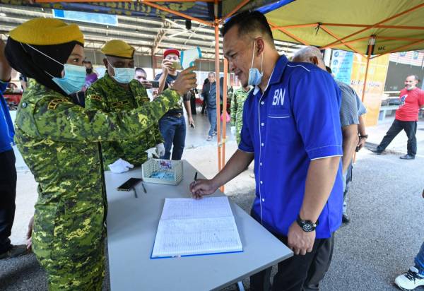 Calon Barisan Nasional (BN) bagi Pilihan Raya Kecil (PRK) Dewan Undangan Negeri (DUN) Chini Mohd Sharim Md Zain (kanan) ketika melawat dan beramah mesra dengan orang ramai di Pasar Tani Kekal Chini. -Foto Bernama