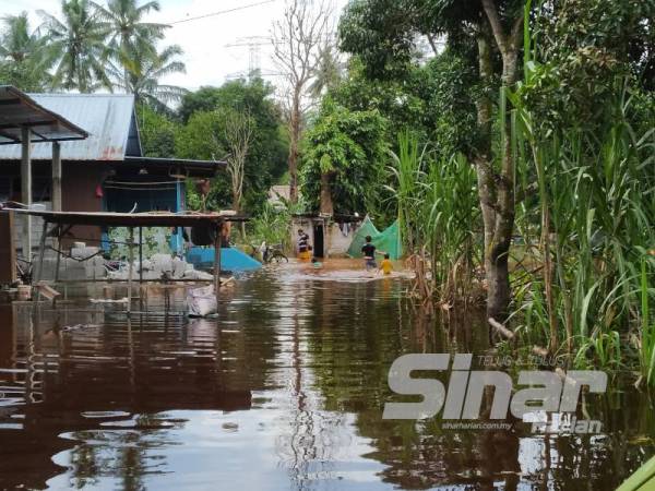 Keadaan banjir di sebuah rumah penduduk di Kampung Jasa Sepakat Pekan Nanas, Pontian.