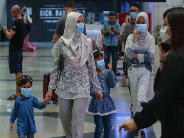 Pengunjung kini dibenarkan memasuki bangunan terminal lapangan terbang berkuat kuasa 19 Jun lepas. - Foto 123RF