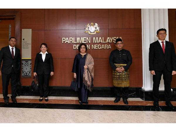 (Dari kiri) Yakubah Khan, Rita Sarimah, Susan Chemerai, Bashir dan Robert selepas mengangkat sumpah sebagai senator di hadapan Vigneswaran di Dewan Negara hari ini. - Foto Bernama