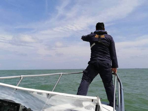 Pihak APMM melakukan operasi SAR bagi menyelamatkan seorang kru bot muatan kayu bakau yang jatuh ke laut di Tanjung Segenting, Batu Pahat hari ini.