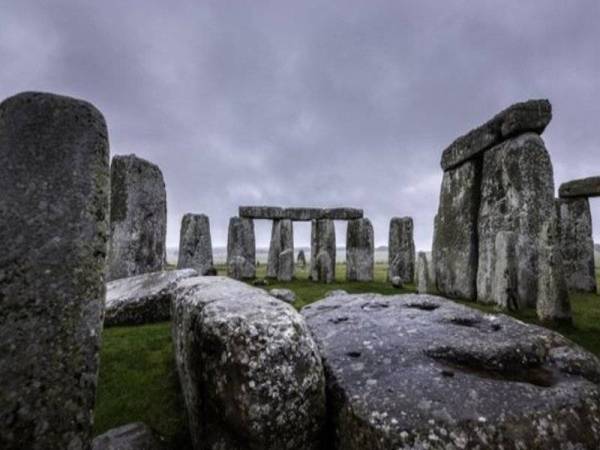 Ahli arkeologi percaya penemuan lingkaran pasak itu bakal membuka lembaran baharu kisah misteri Stonehenge di UK. - Foto Agensi