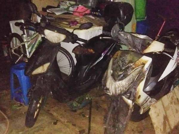 Dua buah motosikal yang terbakar secara tiba-tiba di Tikam Batu malam tadi. - Foto JBPM