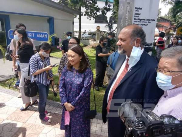 Hannah Yeoh bersama peguamnya Gobind Singh Deo tampil di Bukit Aman, hari ini.