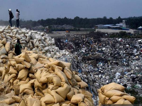 Operator tapak sampah haram mampu meraih keuntungan sehingga mencecah lebih RM1,000 sehari.