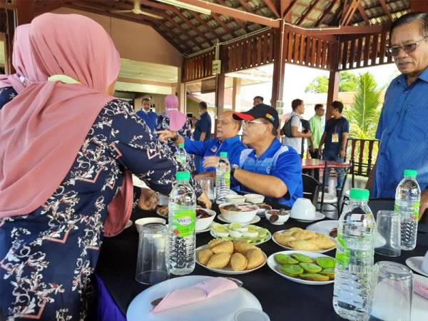 Wan Rosdy (tengah) bersama pemimpin BN bersarapan pagi di Restoran Taman Salaseh Paloh Hinai.