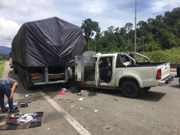 Keadaan kenderaan jenis Toyota Hilux dinaiki mangsa selepas melanggar belakang treler rosak yang diparkir di tepi jalan.
Foto: Polis Lipis