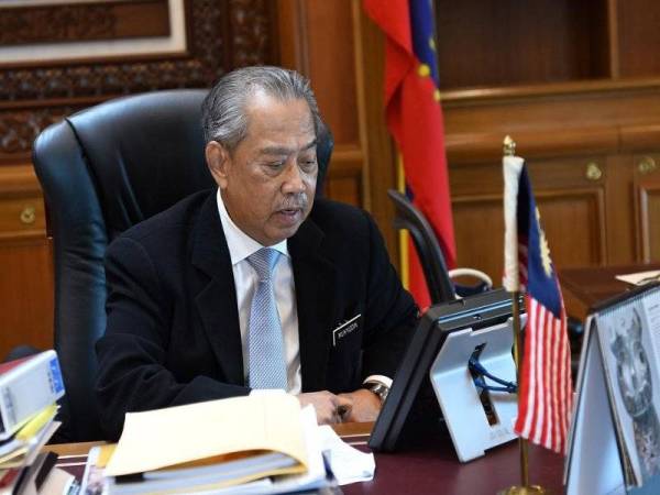 Muhyiddin menerima panggilan telefon daripada Pengerusi Asean 2020 bagi berkongsi pengalaman dan pendekatan mengenai langkah yang diambil kedua-dua negara dalam mengawal penularan pandemik itu. - Foto FB Muhyiddin Yassin