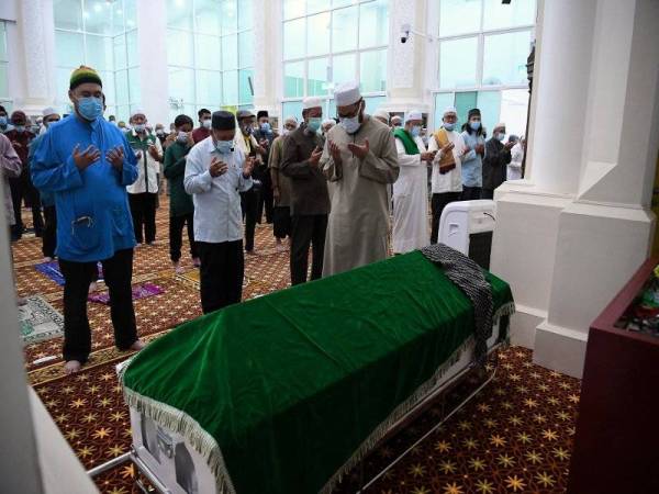 Anak lelaki Abdul Latif Ahmad Subki (hadapan) mengimamkan bacaan doa selepas solat jenazah ayahnya yang juga Pengerusi Veteran Pas dan Pengasas Harakah, Allahyarham Ahmad Subki Abdul Latif di Masjid Bilal Bin Rabbah hari ini.