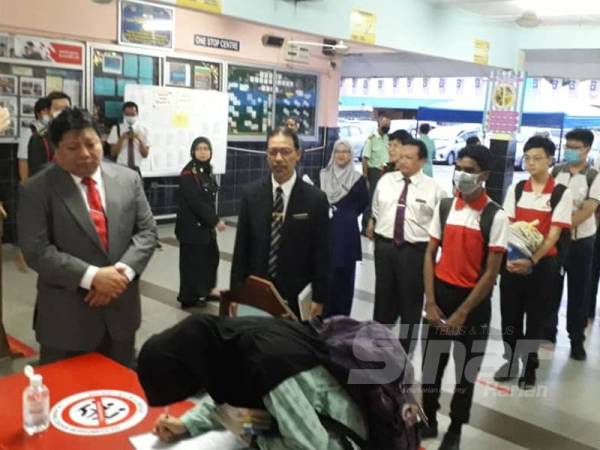 Mazlan meninjau kedatangan dan permulaan sesi persekolahan di SMK Seri Perling, Taman Perling, Johor Bahru, hari ini.