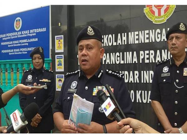 Abd Jalil pada sidang media di hadapan SMK Panglima Perang Kuantan di sini hari ini.