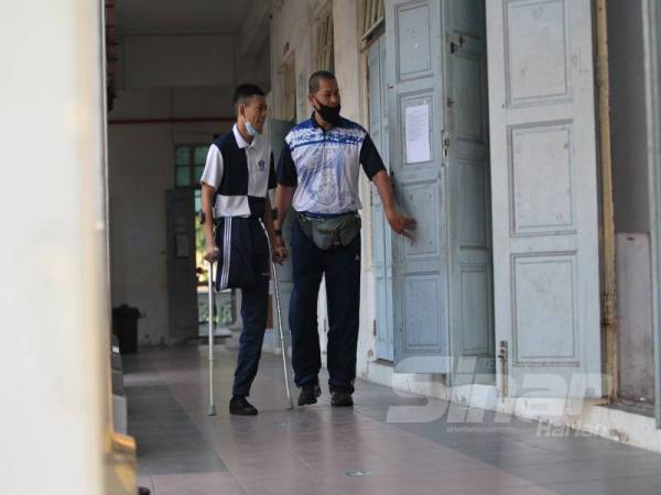 Usamah tiba di kelas untuk memulakan sesi pengajaran di SMK Anderson hari ini. 