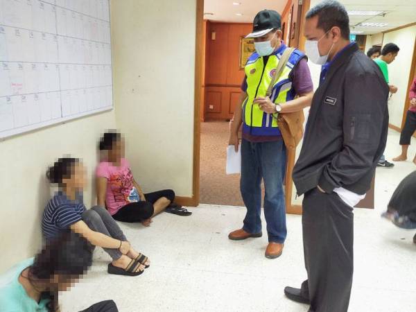 Mohd Rizal (kanan) sedang menyoal penagih wanita yang ditahan dalam operasi berkenaan di Bangunan Persekutuan hari ini.