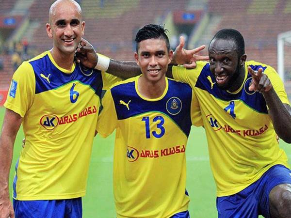 Damion Stewart (kanan), Zesh Rehman (kiri) dan Razman Roslan ketika bersama skuad Tok Gajah pada musim 2014. - Foto Asiana.my