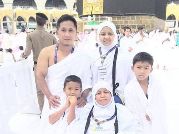 Gambar kenangan Wan Mazlinda bersama keluarganya ketika di Masjidil Haram, Makkah. Foto Ihsan pembaca Sinar Harian.