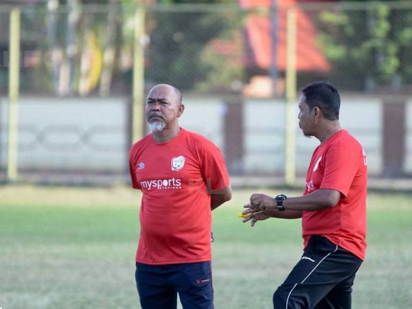 Zahasmi (kiri) hanya menunggu 'lampu hijau' sebelum kembali bersama anak-anak buahnya menjalani sesi latihan.
-Foto FB Kelantan United FC