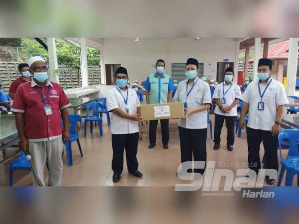 MAIS menyampaikan bantuan kepada tujuh sekolah tahfiz, institusi pengajian tinggi (IPT) awam dan swasta, rumah anak yatim yang terjejas dan 100 keluarga yang terputus bekalan makanan.