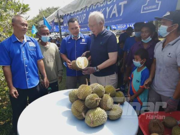 Najib (kiri) bersama Mohd Shahrim pada Program Ramah Mesra dan Ziarah Kasih Orang Asli dan Ziarah Kasih di Kampung Orang Asli Tasik Mentiga hari ini.