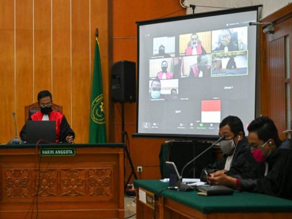 Perbicaraan dilakukan menerusi sidang video susulan sekatan akibat Covid-19. - AFP