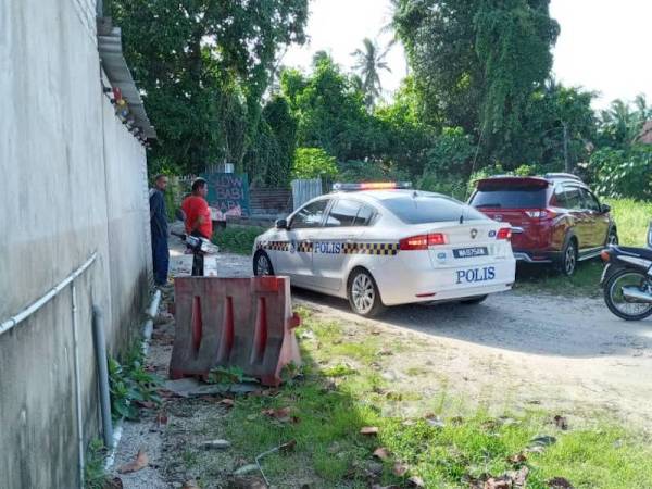 Anggota polis yang tiba di lokasi kejadian selepas menerima laporan berhubung penemuan mayat di rumah kosong di Tumpat.