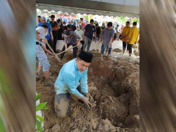 Muhammad Akhbar turut membantu proses pengebumian Allahyarham adiknya di Tanah Perkuburan Islam Klebang Besar tadi.